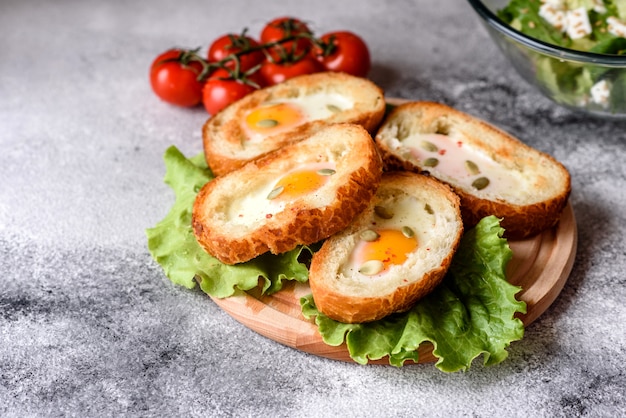 Deliziosa colazione con grugniti, uova, avocado e pomodorini. piacevole pasto mattutino con panini freschi