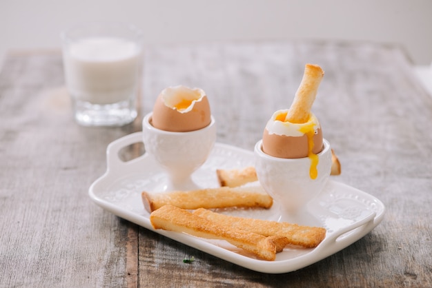 부드러운 삶은 계란과 바삭한 토스트, 클로즈업으로 맛있는 아침 식사