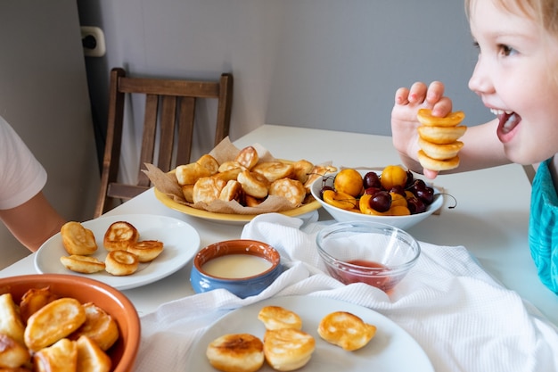 Вкусный завтрак с крошечными мини-блинами, вишней, вареньем из абрикосов