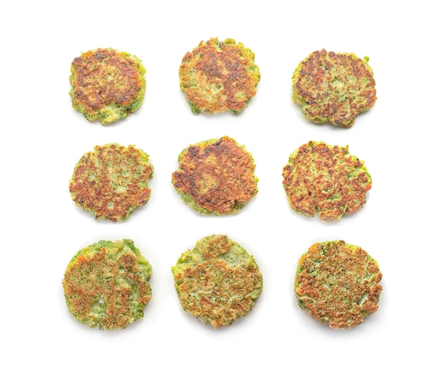Foto deliziose frittelle di broccoli su sfondo bianco