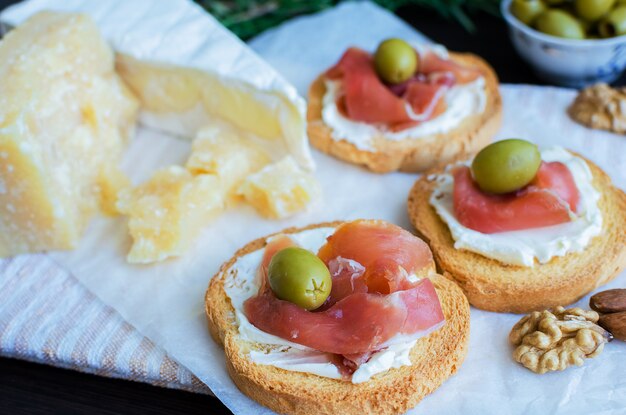 Delicious bruschetta with prosciutto