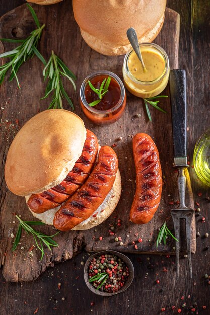 Foto delizioso panino con salsiccia arrosto di maiale