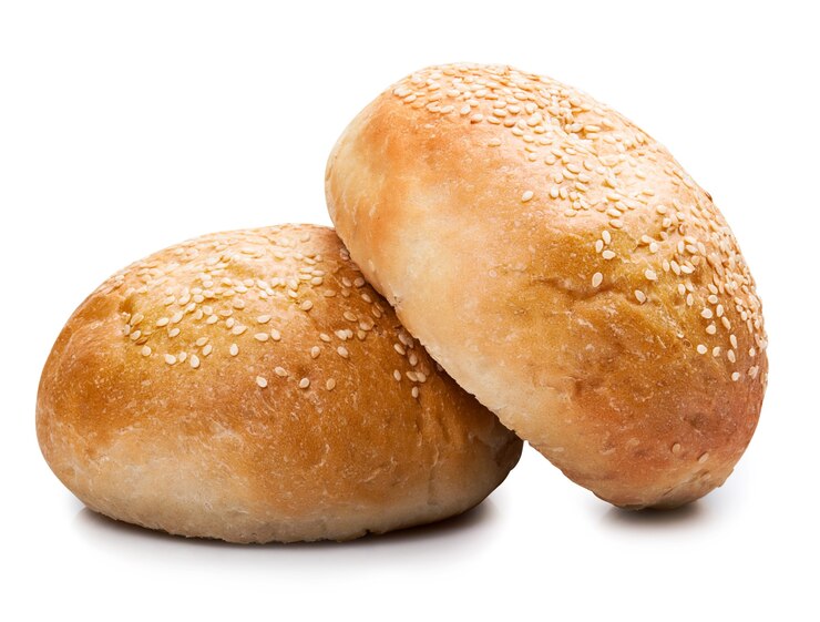 Photo delicious bun with sesame seeds isolated