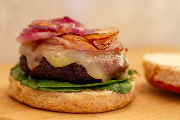 Foto hamburger delizioso con carne e cipolla