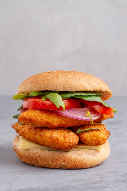 野菜と肉が入った美味しいハンバーガー