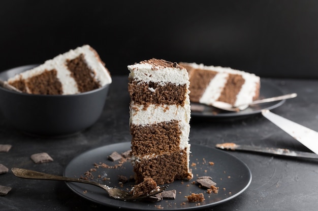 Foto torta deliziosa sulla banda nera