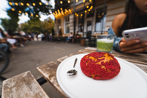 Foto deliziosi eclairs di torta shu con crumble di fragole rosse sul tavolo