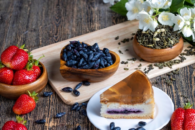 Deliziosa torta con ripieno di mirtilli e gelatina trasparente