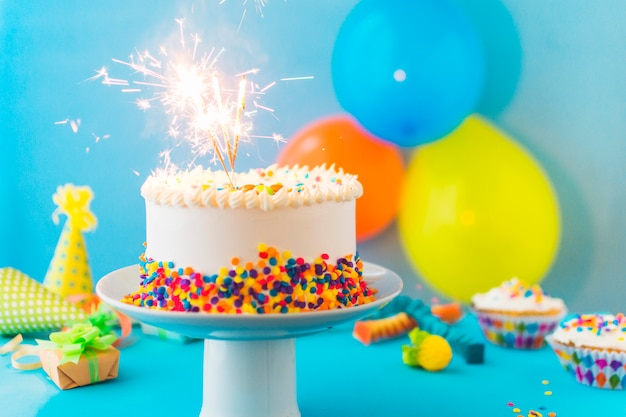 Photo delicious cake with burning sparklers on cakestand