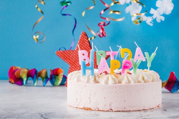 Photo delicious cake with candles and birtday decorations