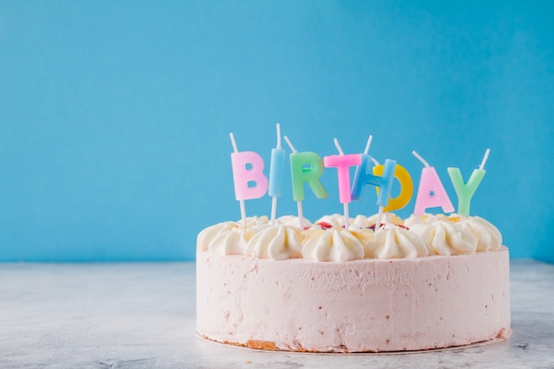 Photo delicious cake with candles