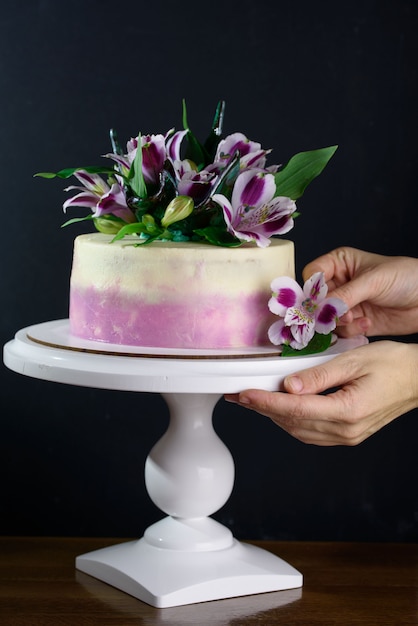 Foto deliziosa torta con fiori freschi