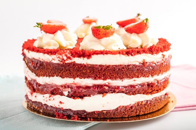 밝은 배경에 신선한 딸기와 함께 맛있는 케이크. 확대