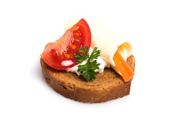 흰색으로 분리된 맛있는 카나페 wiyh 페타 치즈, 딸기 검은 참깨, 신선한 바질 잎