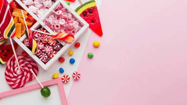 Foto caramelle deliziose sulla tavola rosa