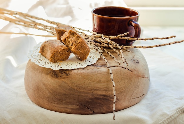Вкусные конфеты, Вкусная соленая коричневая помадка с карамерой подается на деревянной тарелке.