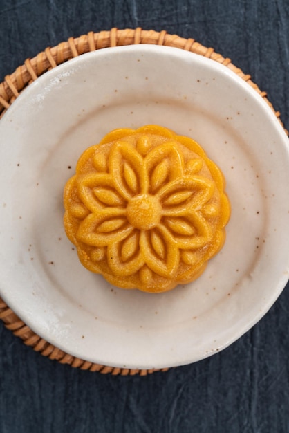 Вкусный кантонский лунный пирог для фестиваля MidAutumn food mooncake на синем фоне стола