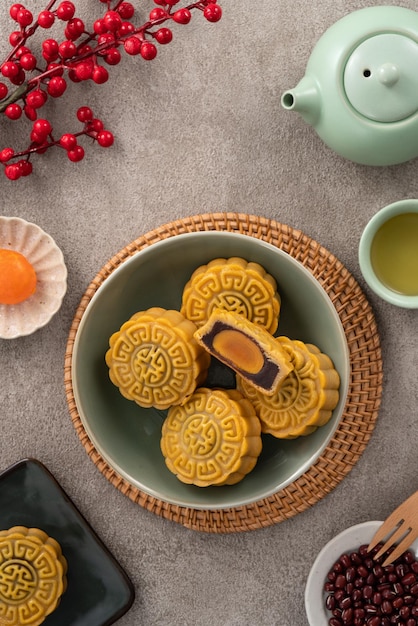 Вкусный кантонский лунный пирог для фестиваля MidAutumn food mooncake на фоне серого стола