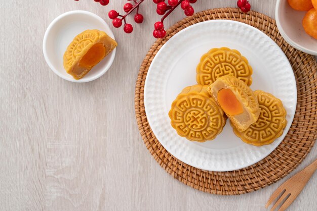 Вкусный кантонский лунный пирог для фестиваля MidAutumn food mooncake на фоне деревянного стола