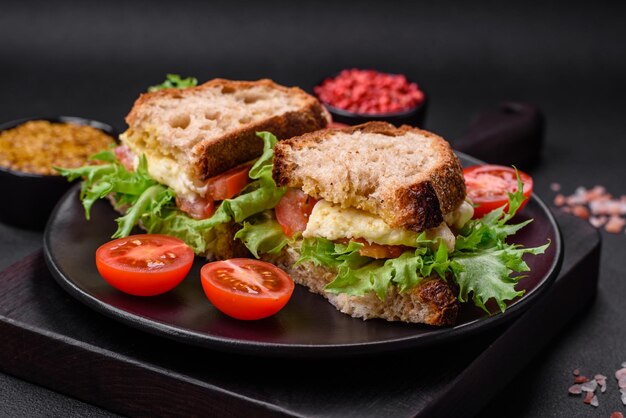 Delizioso panino caprese con lattuga mozzarella tostata alla griglia e pomodori