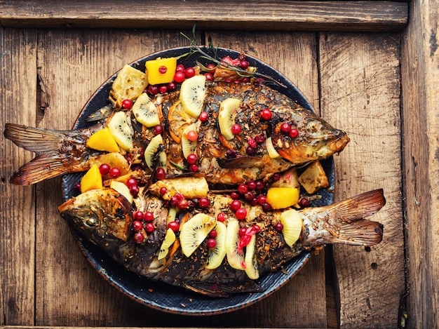 Delicious carp grilled with kiwi and mango