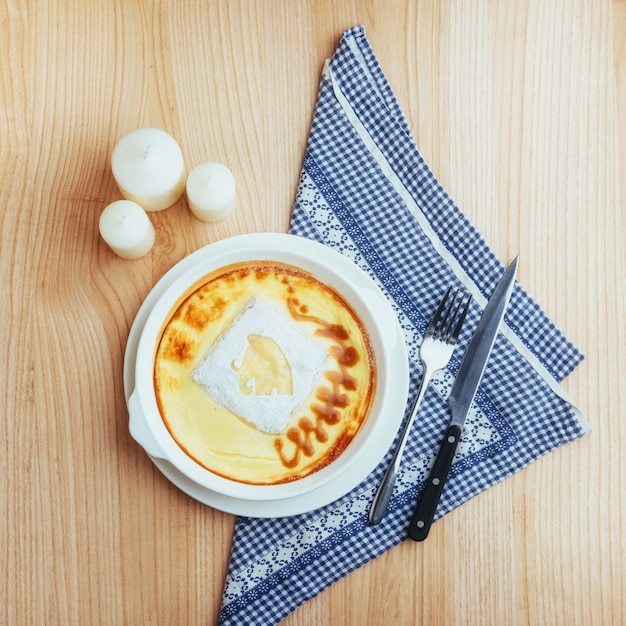 세라믹 냄비에 맛있는 치즈 캐 서 롤.