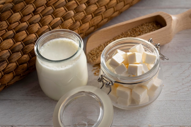 Foto delizioso formaggio in barattolo ad alto angolo