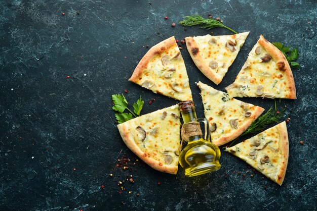 Deliziosa pizza al formaggio pizza tradizionale italiana vista dall'alto