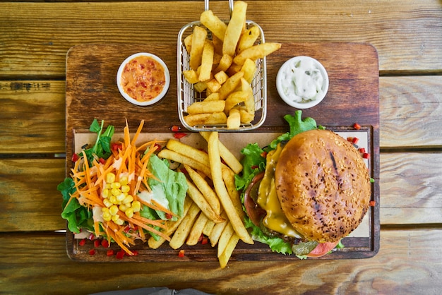 テーブルの上のおいしいチーズバーガー