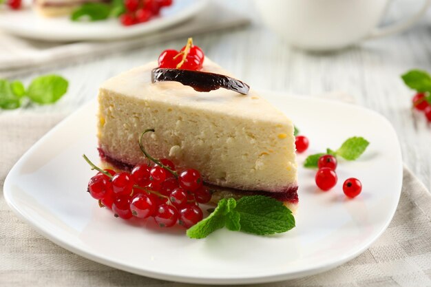 Photo delicious cheesecake with berries on table close up