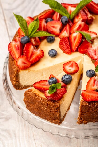 Вкусный чизкейк со свежей клубникой на десерт полезный органический летний ягодный десерт чизкейк Домашний чизкейк