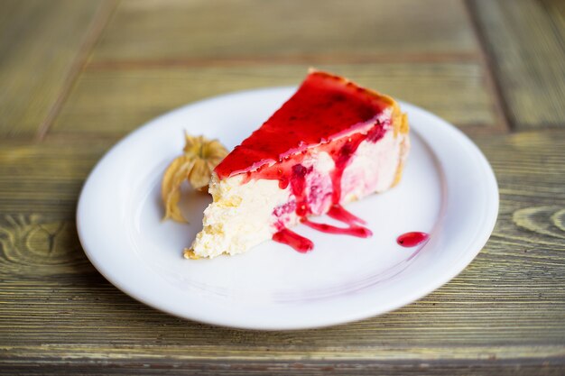 Delicious cheesecake with strawberry jam