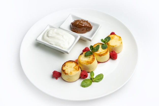 レストランでサワー クリームとおいしいチーズケーキ