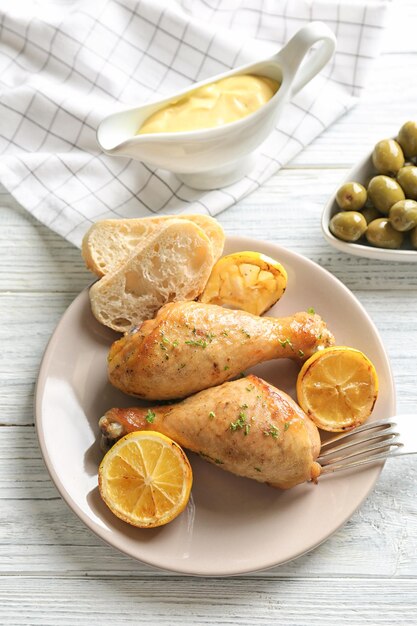 Foto deliziose cosce di pollo al limone sul piatto