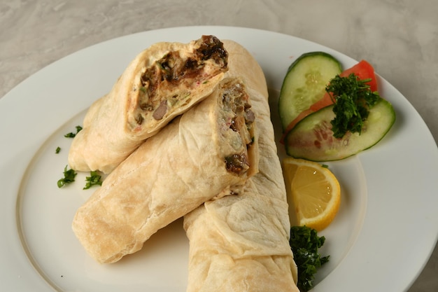 Delizioso panino con shawarma di pollo, deliziosi pasti da fast food, ristoranti arabi