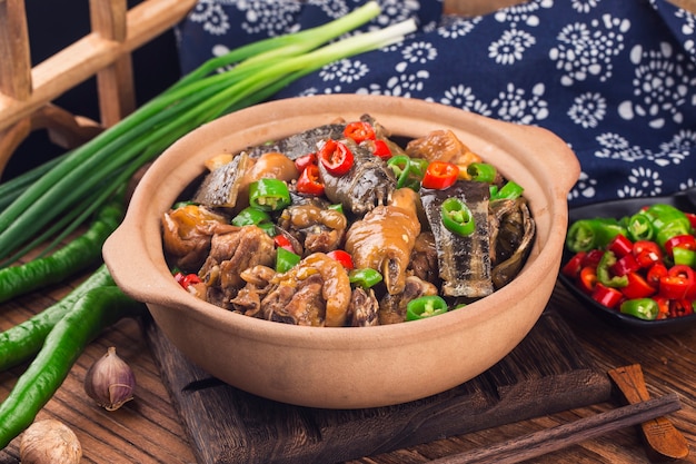 맛있는 중국 요리, 닭 냄비로 끓인 부드러운 껍질 거북