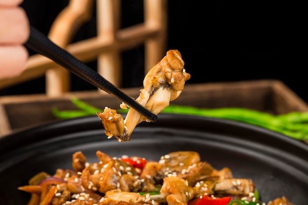 Foto delizioso cibo cinese rana fritta con peperoncino