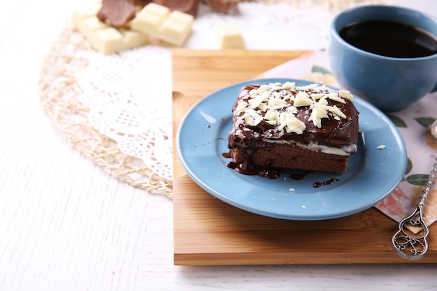 Foto delizioso biscotto al cioccolato sulla piastra su sfondo di legno