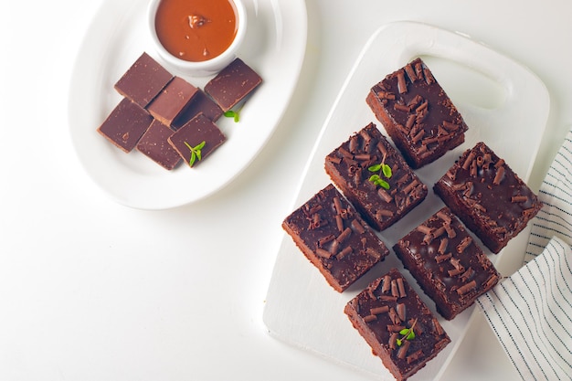 Фото Вкусные шоколадные брауни с мятой на белом фоне концепция сладкого торта