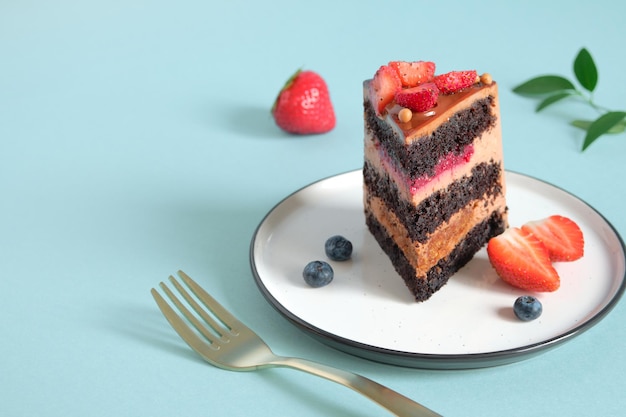 신선한 딸기로 장식된 맛있는 초콜릿 케이크 접시에 케이크 조각