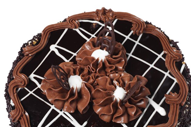 Deliziosa torta al cioccolato isolata su sfondo bianco closeup