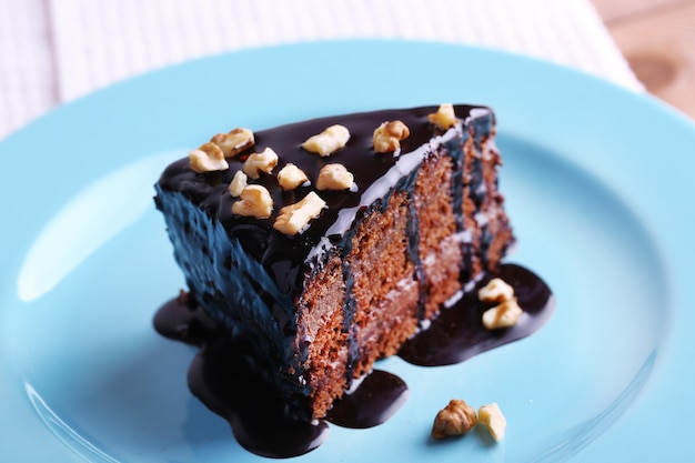 Вкусный шоколадный торт на тарелке на столе крупным планом