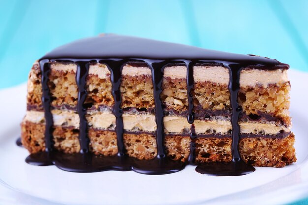 Deliziosa torta al cioccolato sul piatto sul primo piano del tavolo