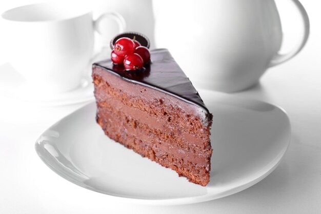 밝은 배경에 테이블에 접시에 맛있는 초콜릿 케이크