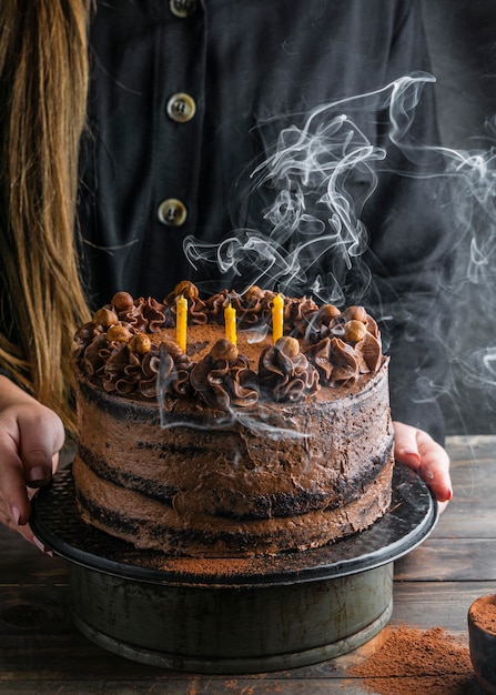 写真 キャンドルとおいしいチョコレートケーキ