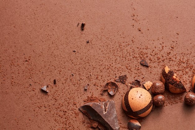 Deliziose caramelle al cioccolato su uno sfondo marrone