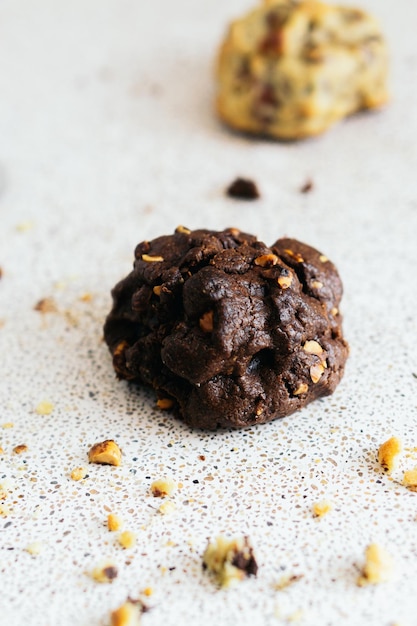 Photo a delicious chocolate chip cookie with crumbs around it