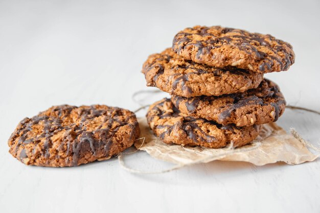 Deliziosi biscotti al cioccolato su sfondo bianco da tavola. copia, spazio vuoto per il testo