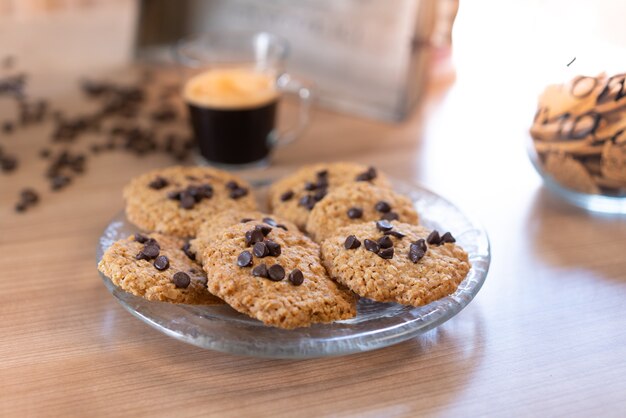 Deliziosi biscotti al cioccolato in tavola