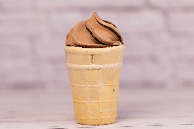 Photo delicious chocolate ice cream in a crispy waffle cup. dessert.